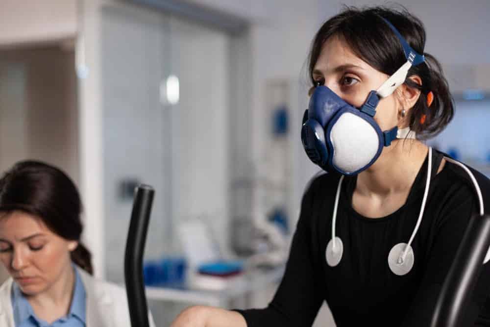 mujer con aparato boca análisis respiratorio